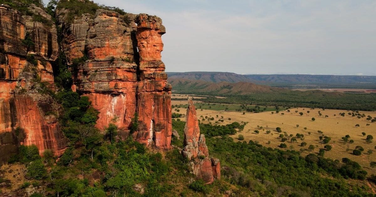 Serra do Roncador em Mato Grosso, colinas e falésias sob céu azul, paisagem ampla e horizontal