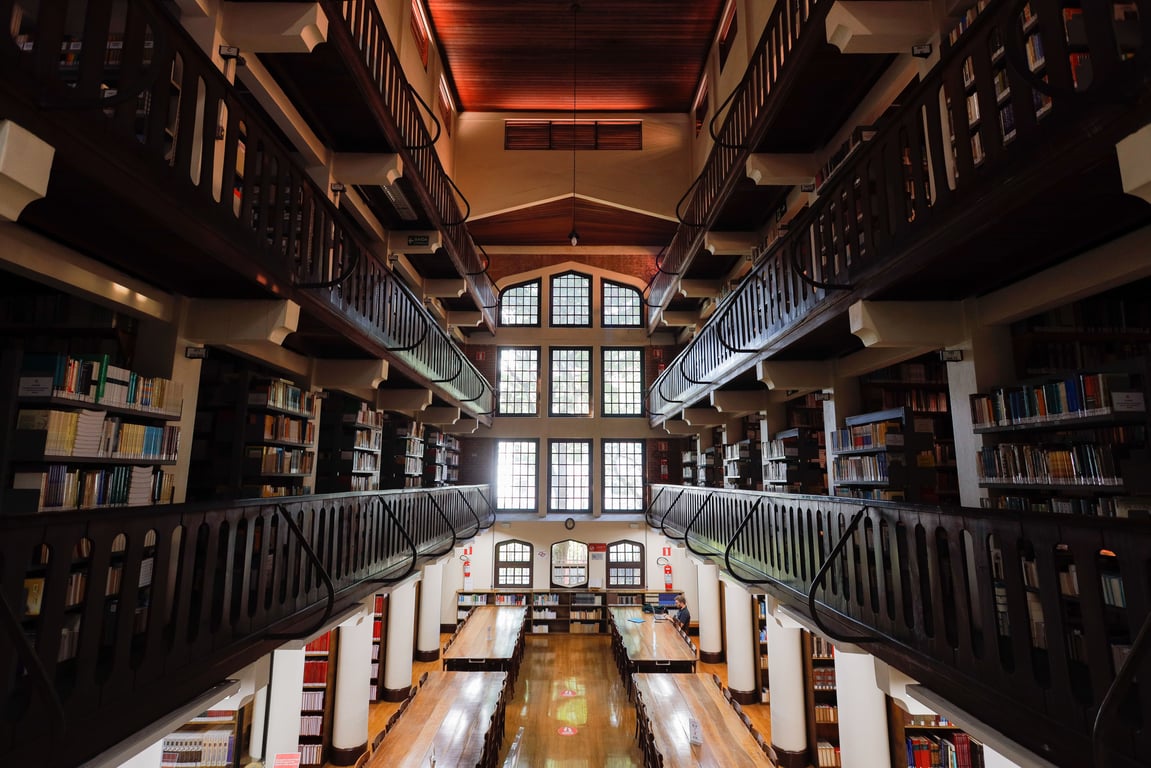 Ambiente acadêmico com livros e cadernos