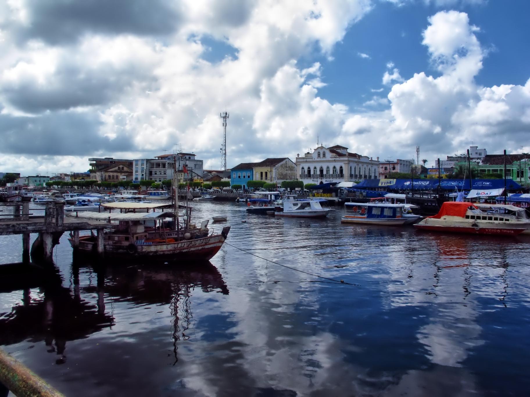 Vista aérea de Valença BA com o Rio Una e a área urbana ao fundo