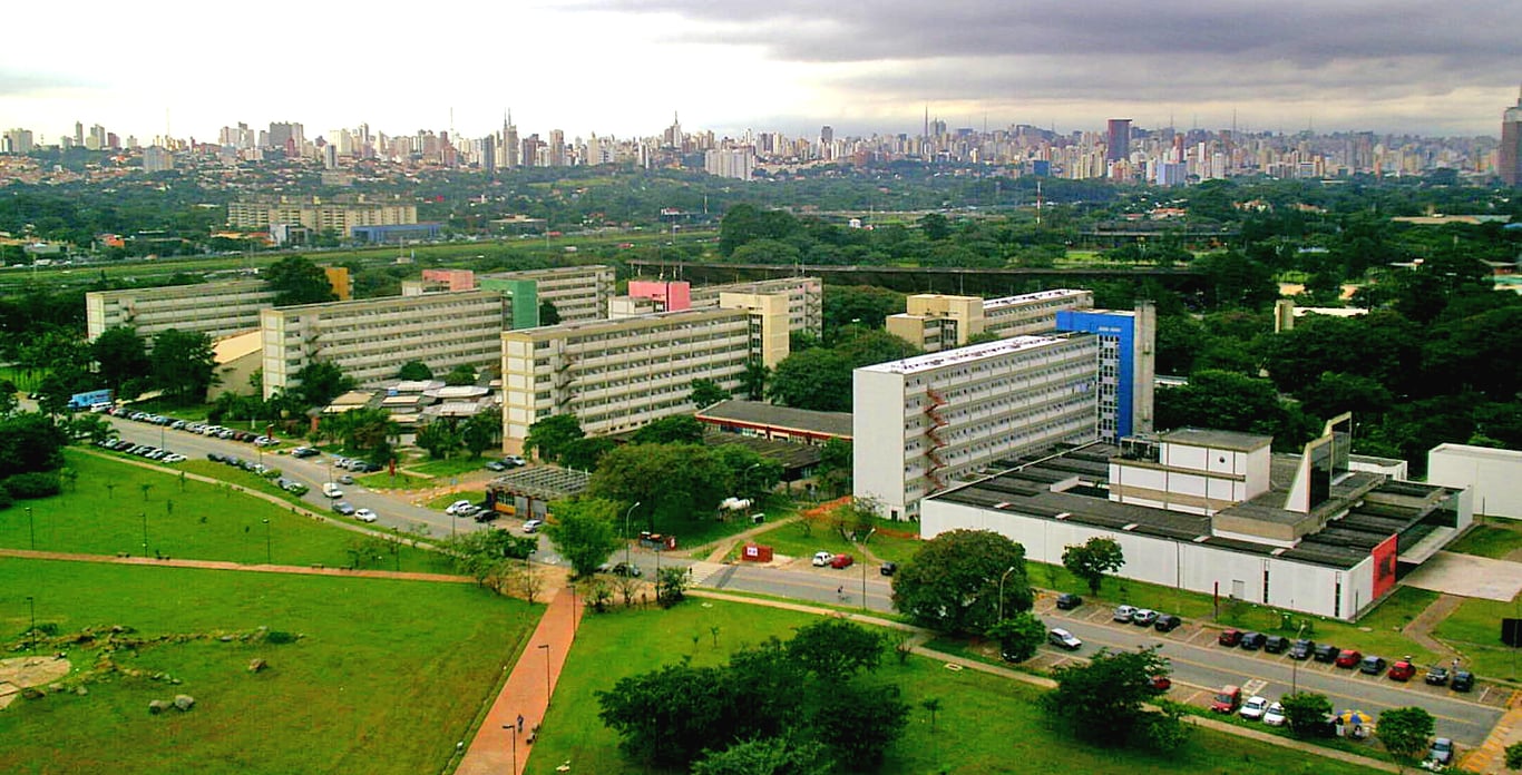 Campus da USP com prédios e áreas verdes