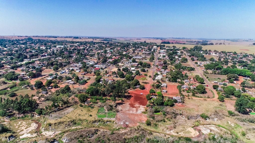 Vista aérea de cidade do interior em MS, representando o Vale do Ivinhema