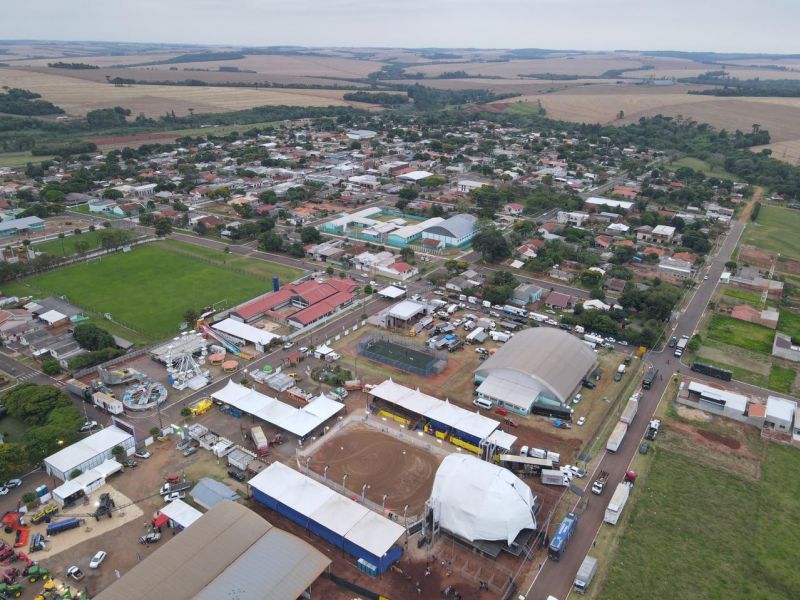 Vista aérea de Farol PR, com áreas urbana e rural