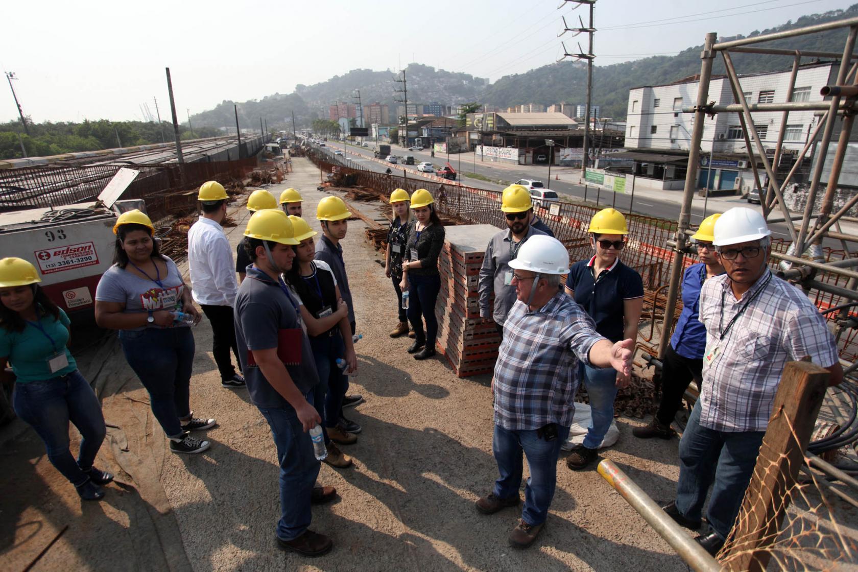 Fiscalização urbana: obra e equipe técnica (imagem ilustrativa)