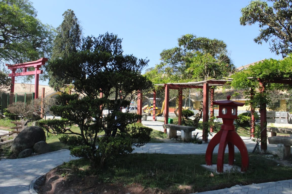 Parque Oriental de Ribeirão Pires, com ponte vermelha sobre o lago