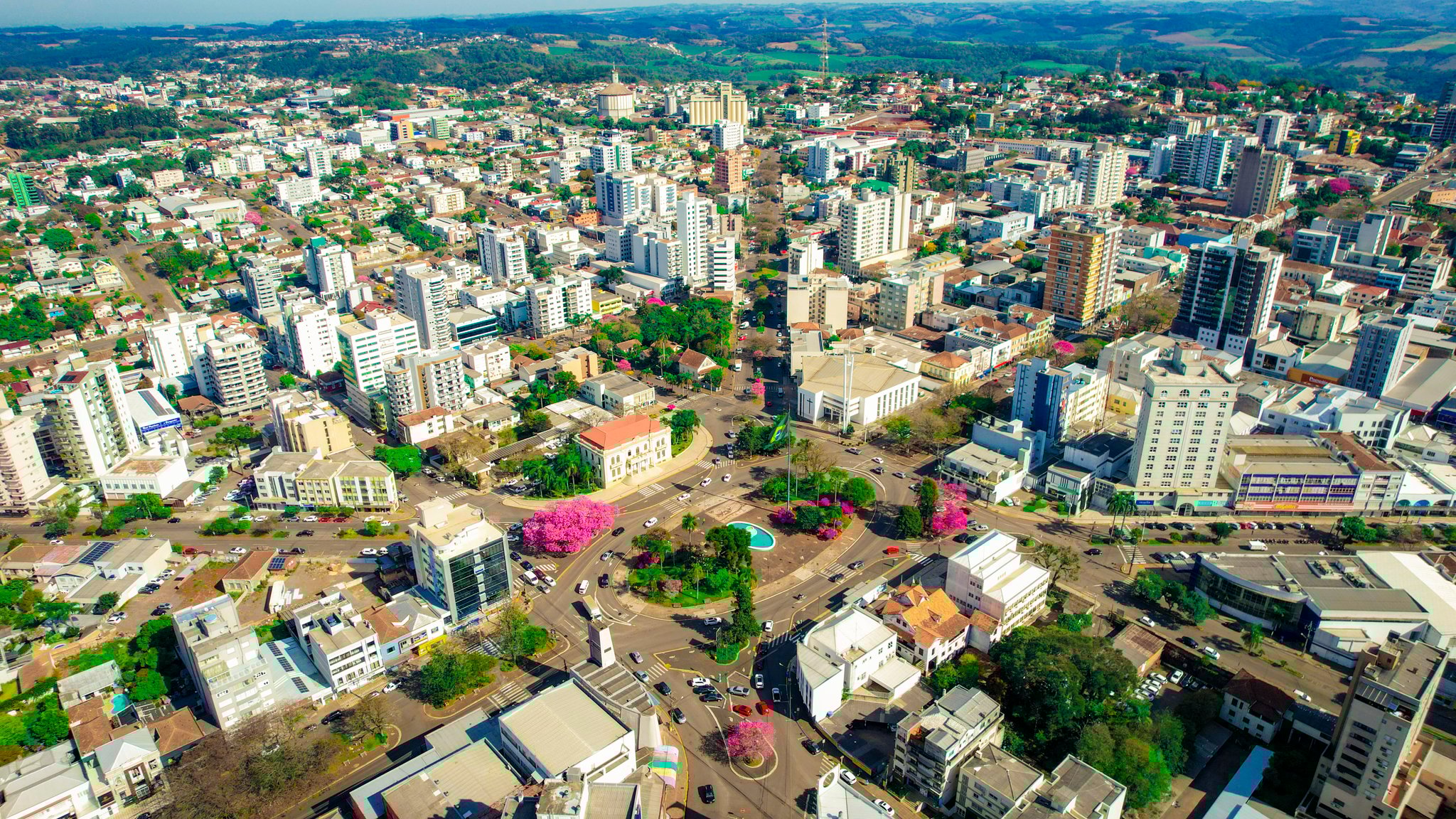 Vista aérea de Erechim RS, com destaque para a área central e vegetação no entorno