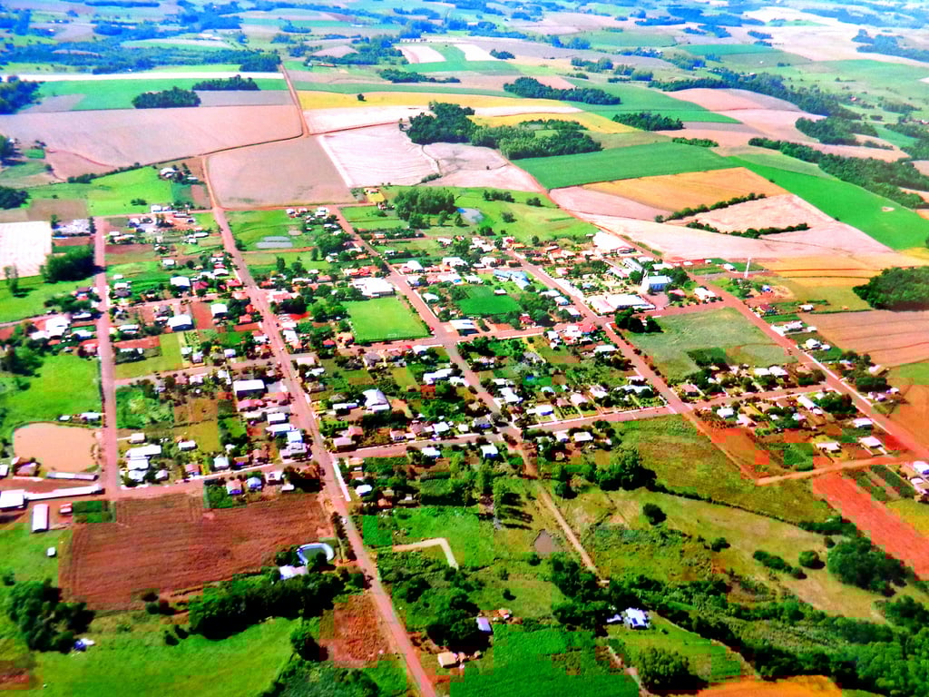Vista aérea de Mato Queimado RS, com área urbana e campos ao fundo