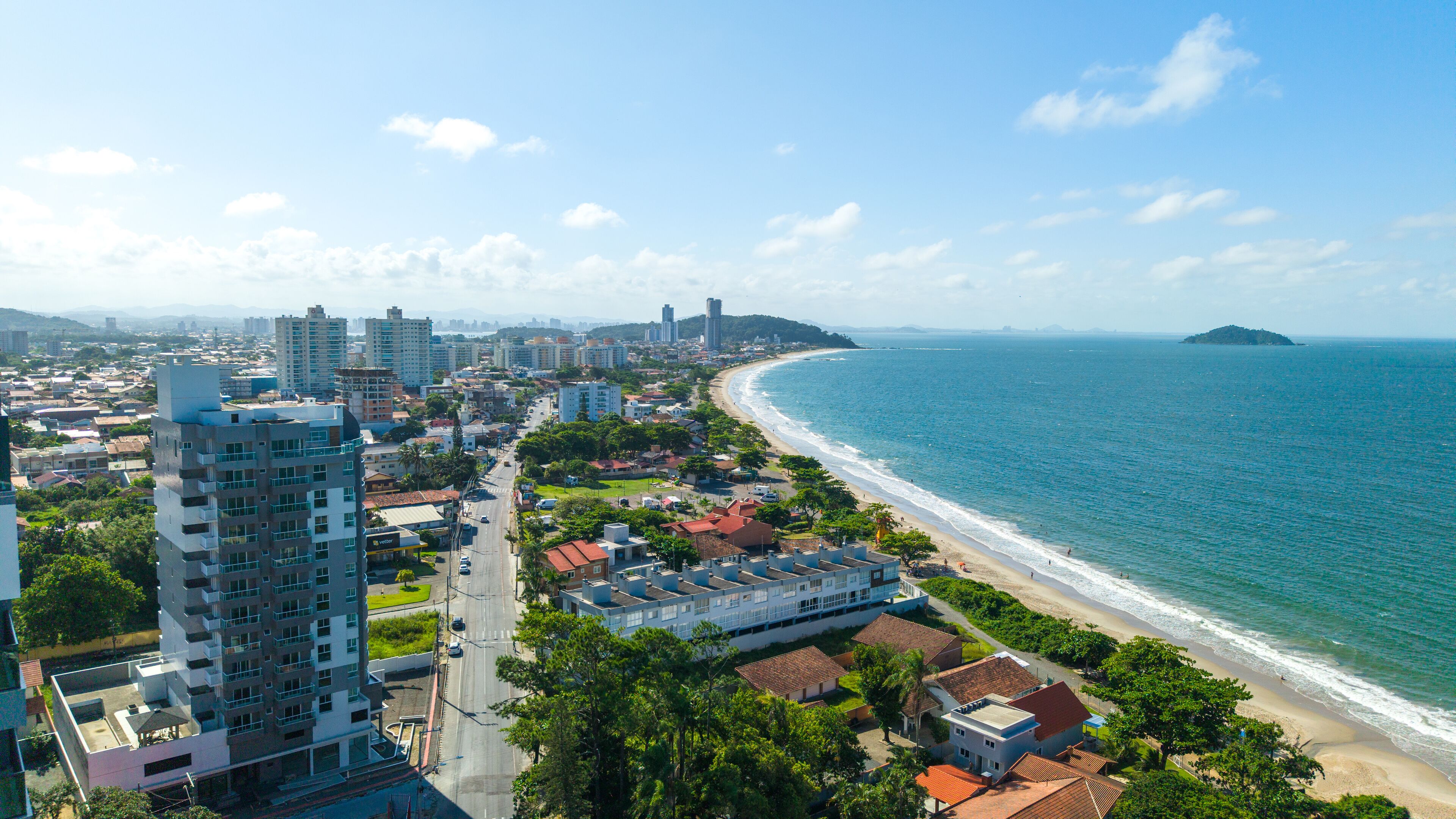 Vista aérea da praia e da cidade de Navegantes SC