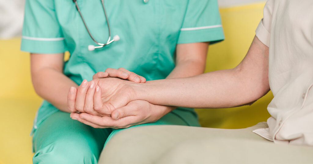 Equipe de enfermagem em atendimento humanizado