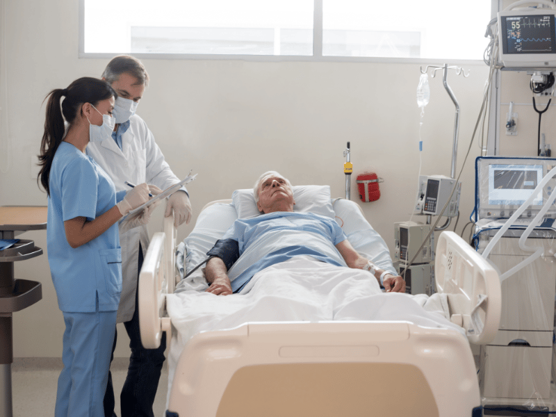 Equipe de enfermagem em UTI com monitores e leitos