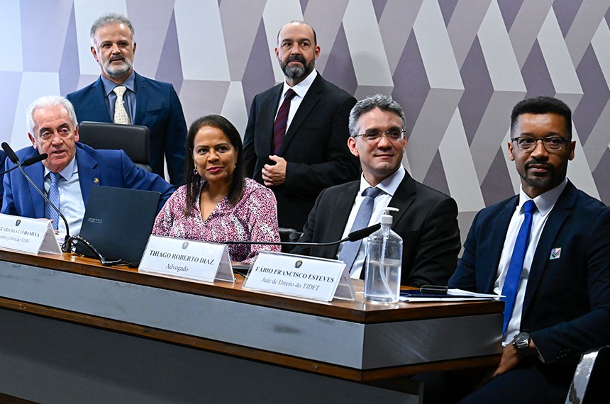 Ambiente jurídico contemporâneo com documentos