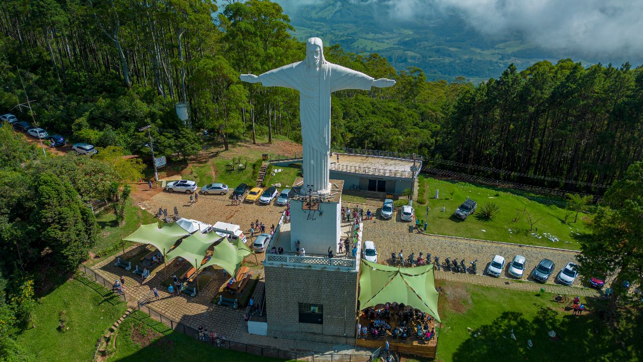 Vista de Poços de Caldas MG, com o Cristo no topo da Serra de São Domingos
