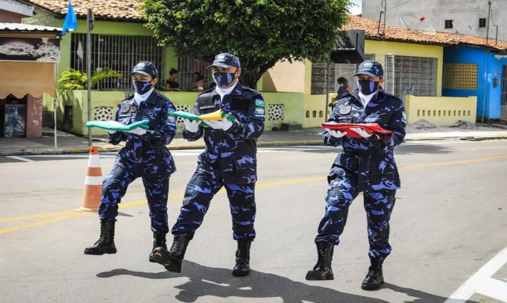 Guardas municipais em patrulha em área urbana, em horário diurno