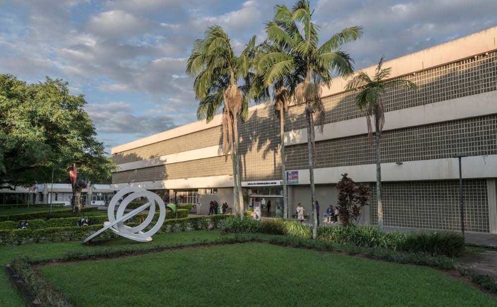 Fachada da ECA-USP no campus da Cidade Universitária, em São Paulo