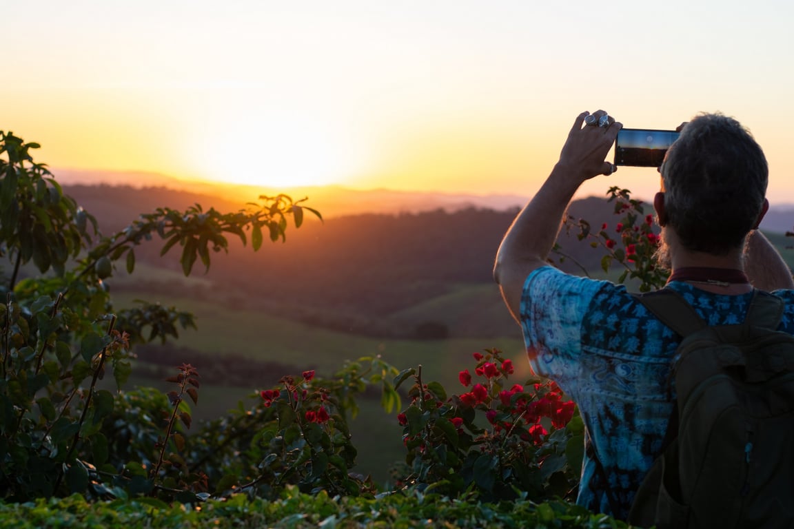Paisagem do interior de Minas Gerais ao entardecer, estrada vicinal entre morros e vegetação do Cerrado