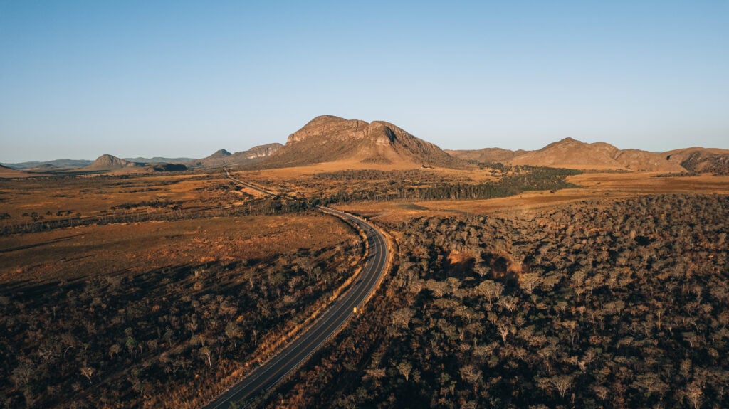 Estrada no Cerrado ao entardecer, região próxima à Chapada dos Veadeiros