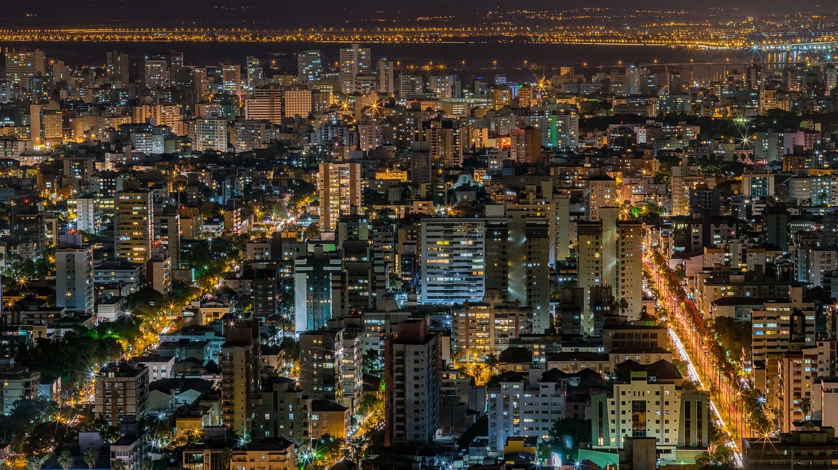 Vista noturna de Porto Alegre refletida no Guaíba
