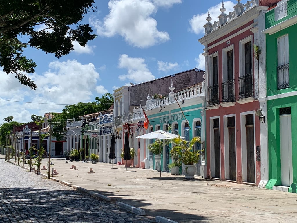 Casario colonial colorido em rua histórica de Canavieiras BA