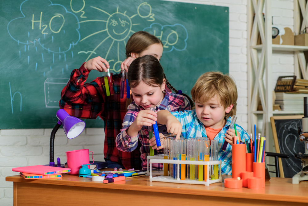 Atividades de contraturno com experiências e mediação docente