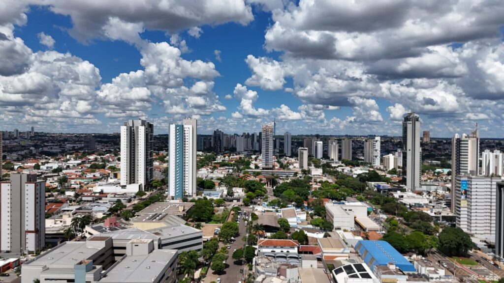 Vista de Campo Grande MS, com áreas verdes e skyline ao entardecer