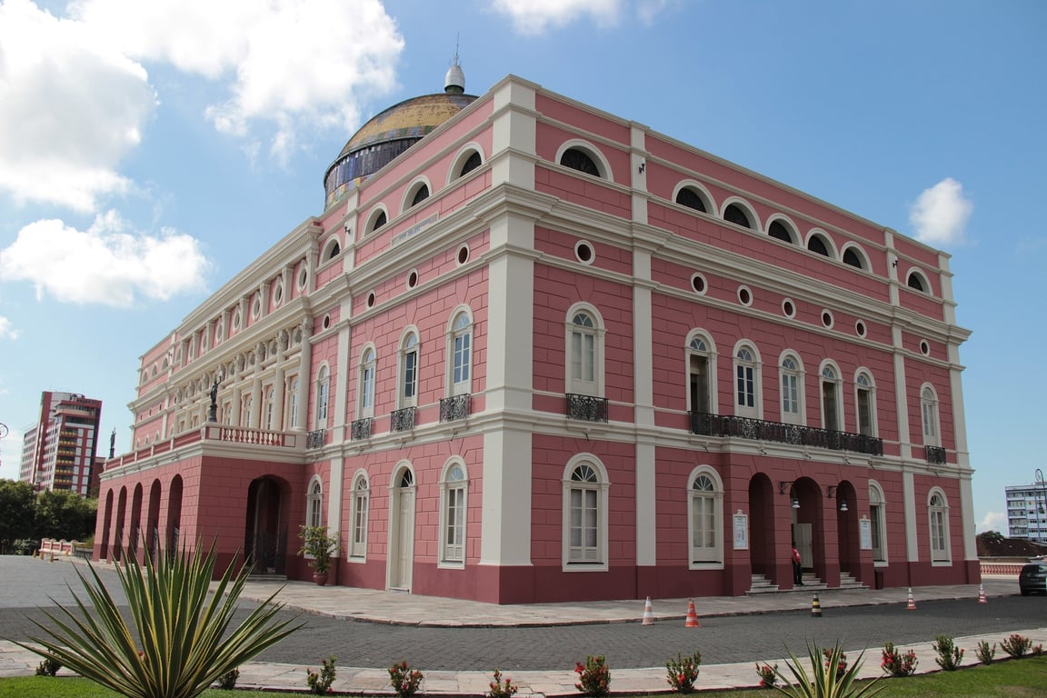 Teatro Amazonas ao entardecer, em Manaus