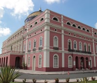 Fachada do Teatro Amazonas ao entardecer, cartão-postal de Manaus