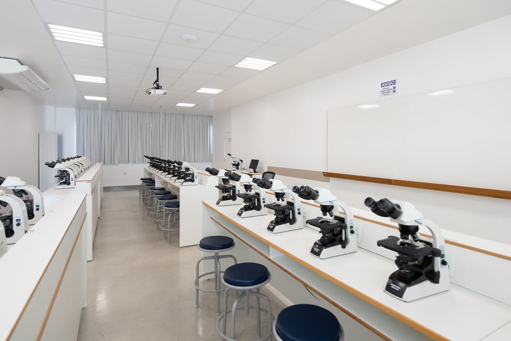 Laboratório de patologia com microscópios e bancada de trabalho, ambiente clínico e organizado