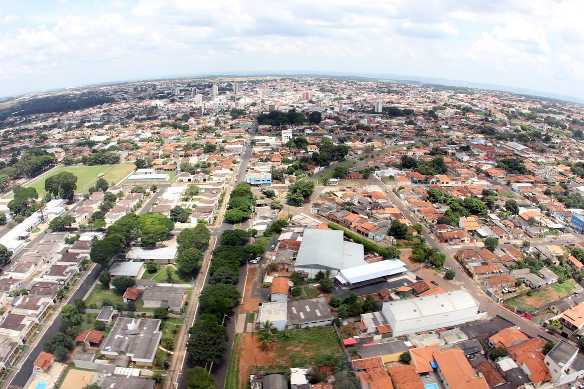 Vista aérea de Bambuí, com malha urbana típica de cidade do interior e áreas verdes ao redor.