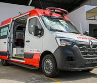 Ambulância do SAMU 192 com acesso ao interior, em ambiente urbano.