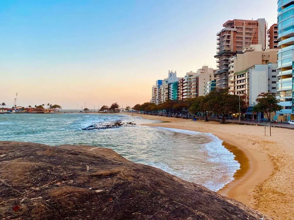 Orla de Guarapari ao entardecer