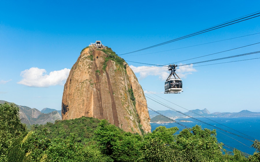 Vista panorâmica do Rio de Janeiro ao pôr do sol, com o Pão de Açúcar ao fundo