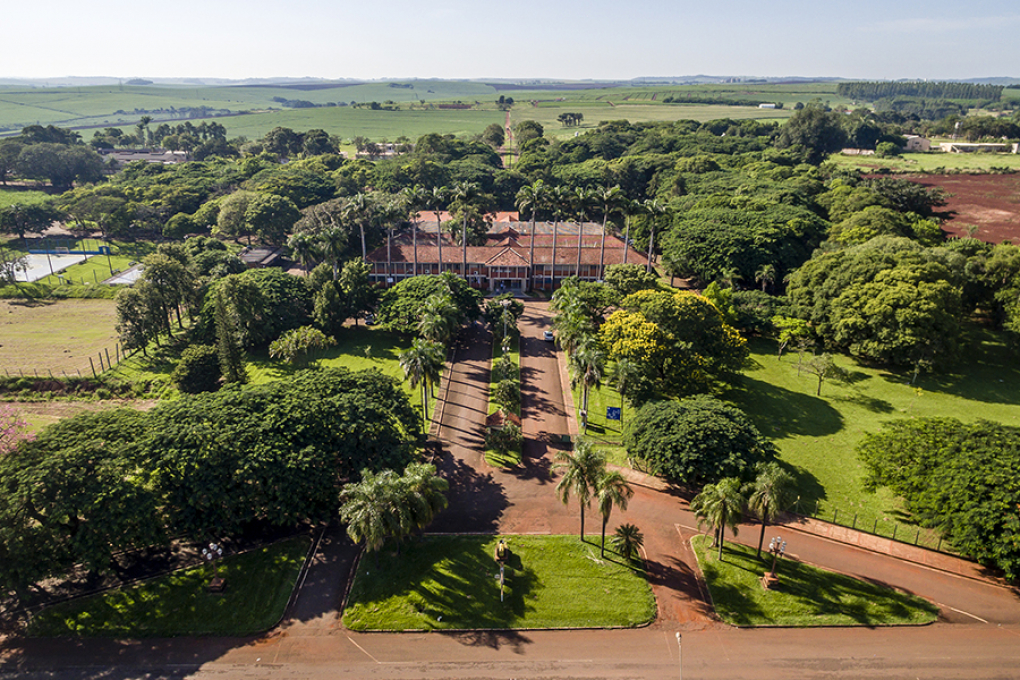 Vista aérea de um campus da UENP no Norte Pioneiro do Paraná, com prédios acadêmicos cercados por áreas verdes
