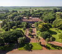 Vista aérea de campus da UENP no Norte do Paraná.