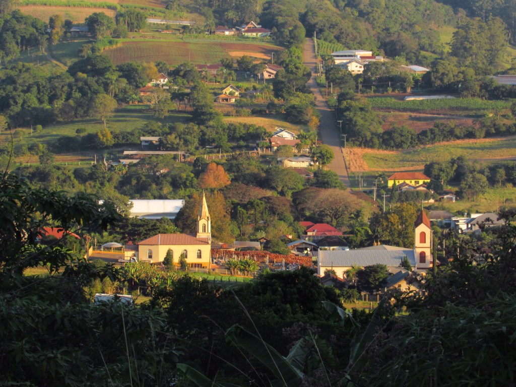 Vista aérea de Presidente Lucena, com morros verdes e arquitetura típica do interior gaúcho