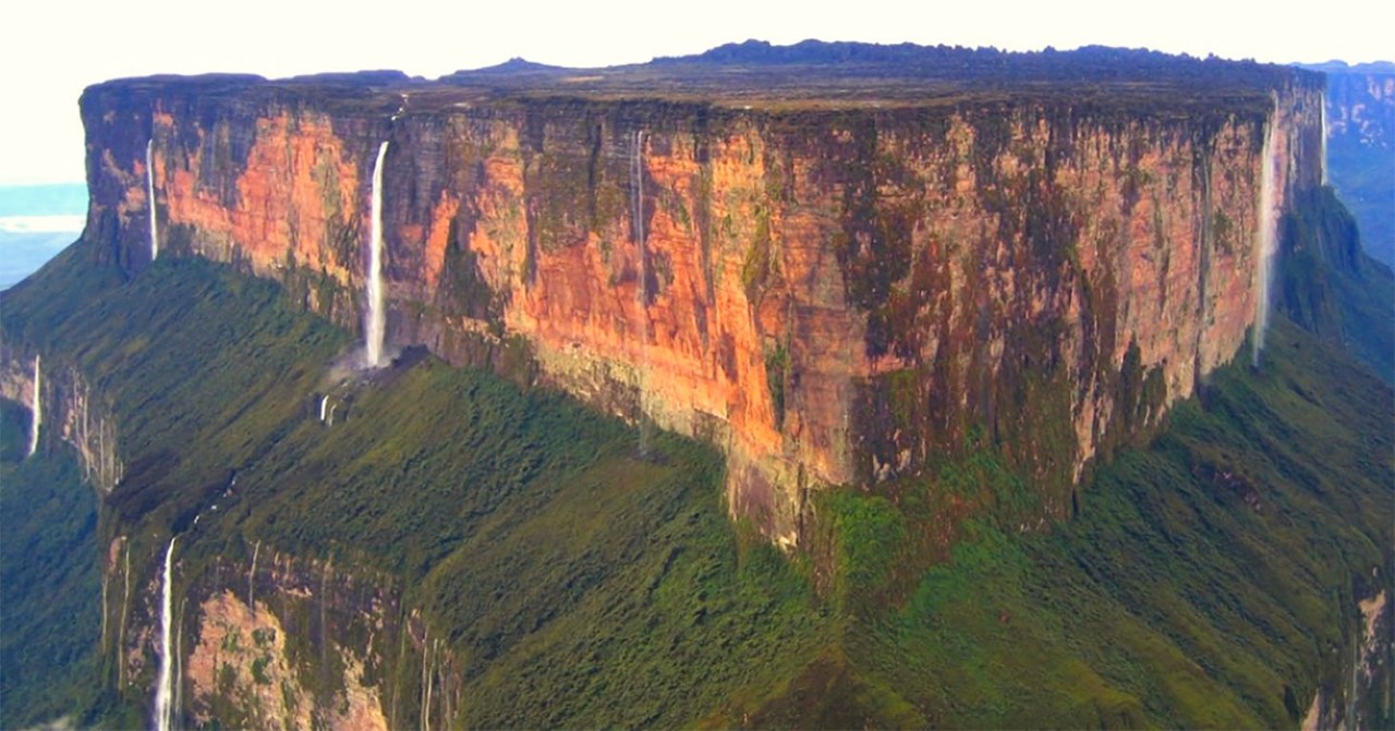 Paisagem do Monte Roraima ao fundo, com savana (lavrado) e céu amplo