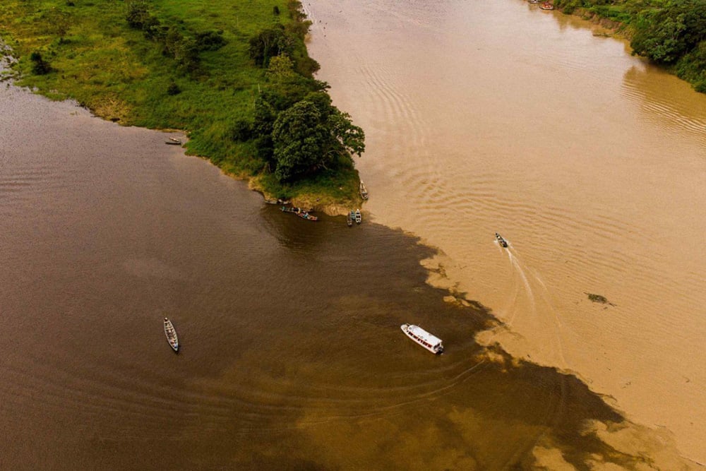 Vista aérea de Tefé AM ao pôr do sol, às margens do Rio Solimões