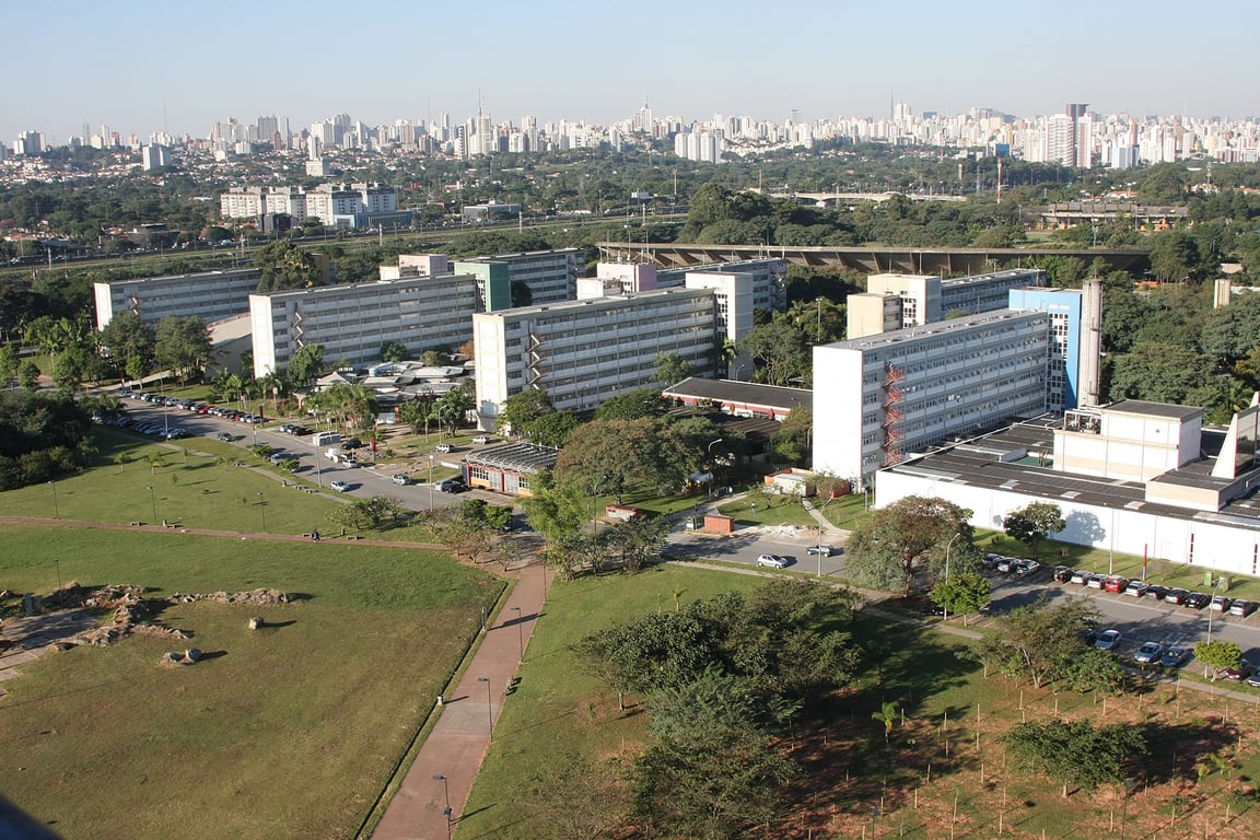 Vista aérea da Cidade Universitária da USP, com prédios e áreas verdes