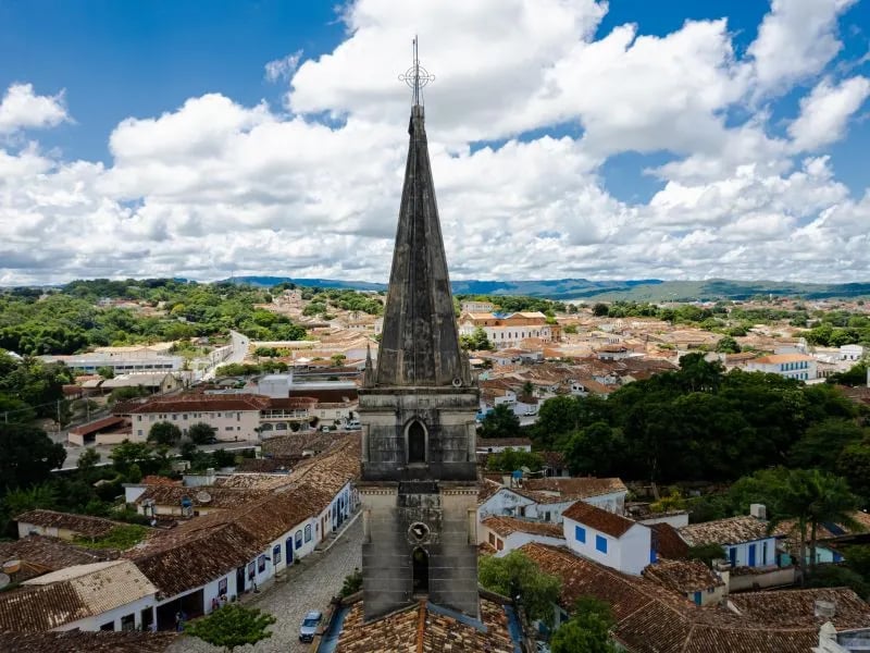 Vista do interior goiano com igreja e praça ao fundo