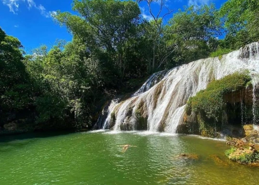 Cachoeira de águas cristalinas na Serra da Bodoquena, em Bonito MS