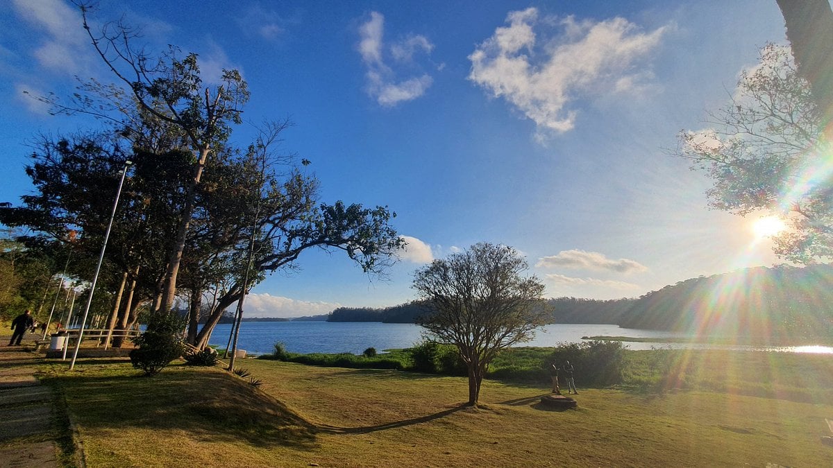 Parque Oriental de Ribeirão Pires, lago e áreas verdes em dia ensolarado