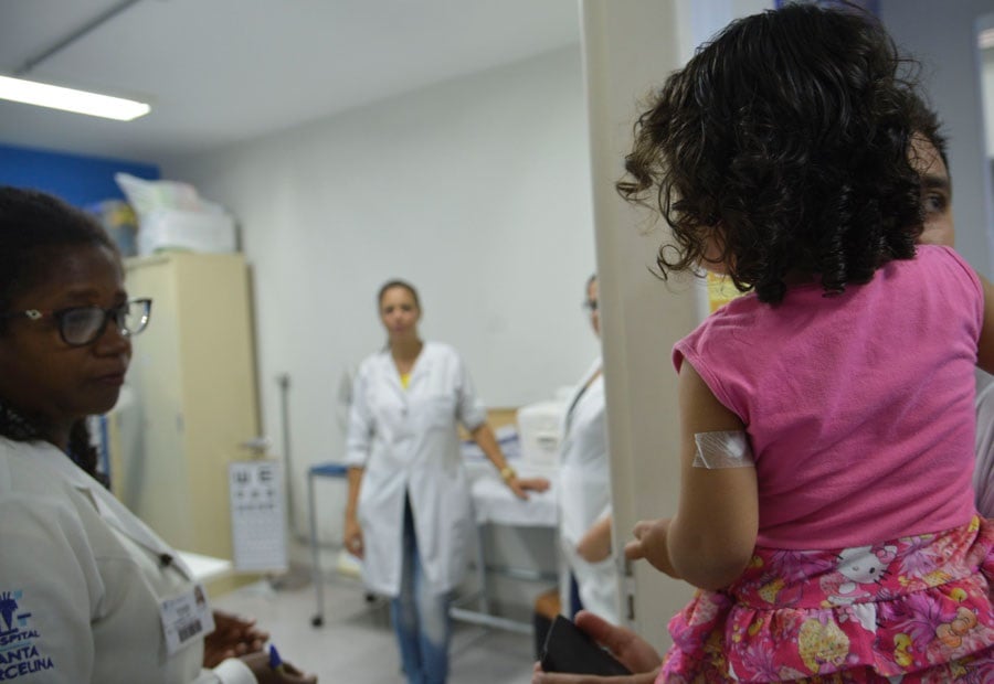 Profissional da saúde em visita domiciliar (ilustração)