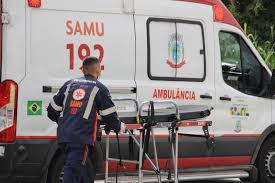 Ambulância do SAMU em operação urbana, com socorrista preparando a maca