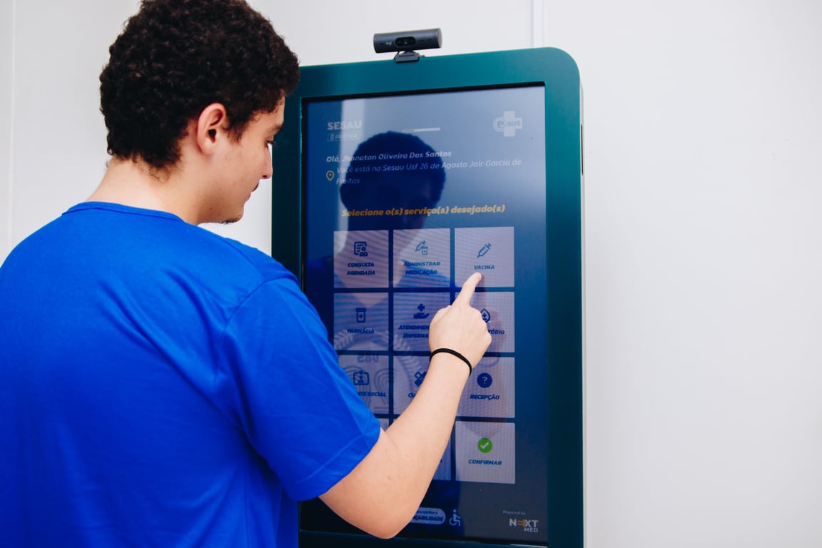 Ambiente moderno de unidade de saúde com tecnologia e atendimento ao cidadão