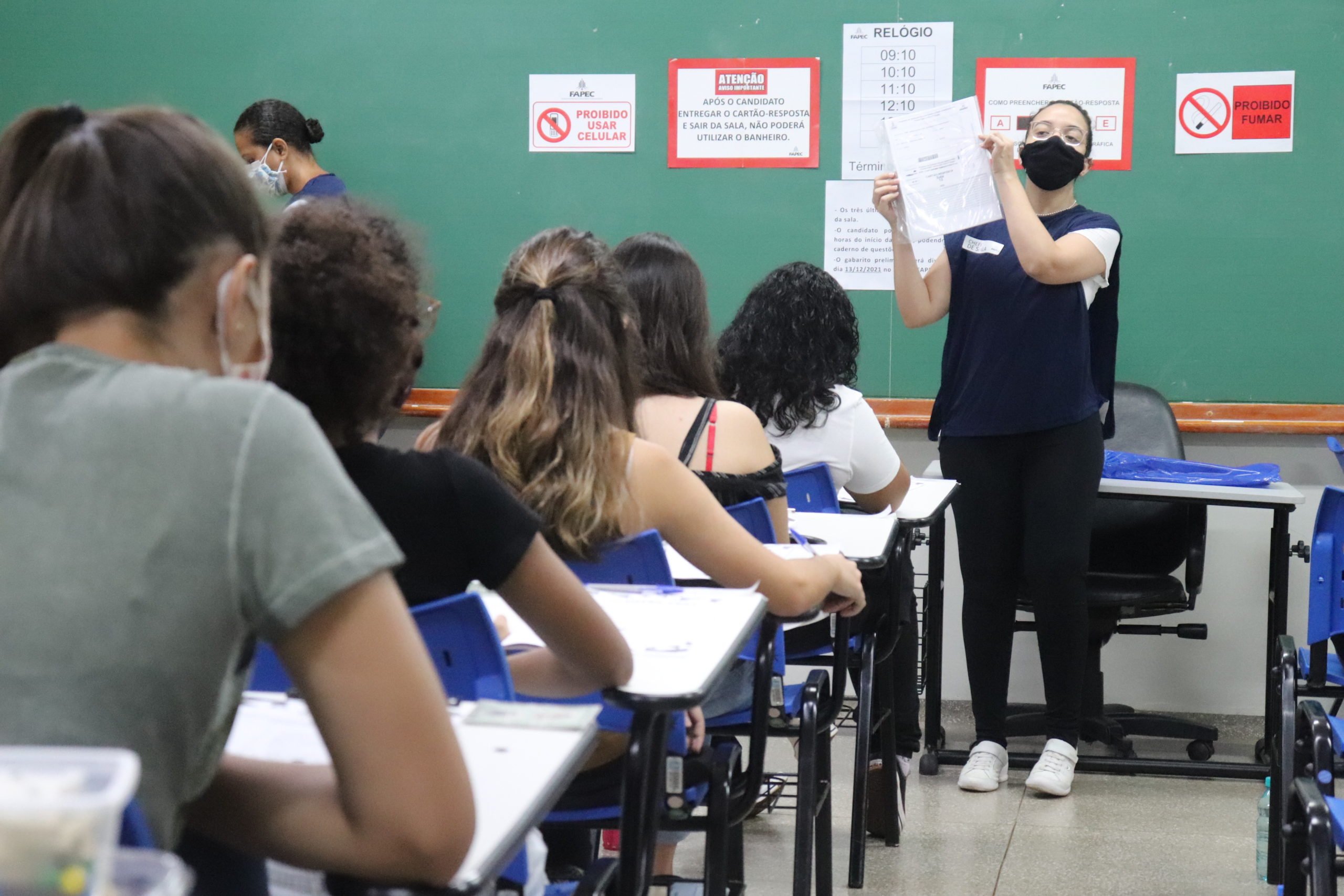 Candidatos em sala de prova