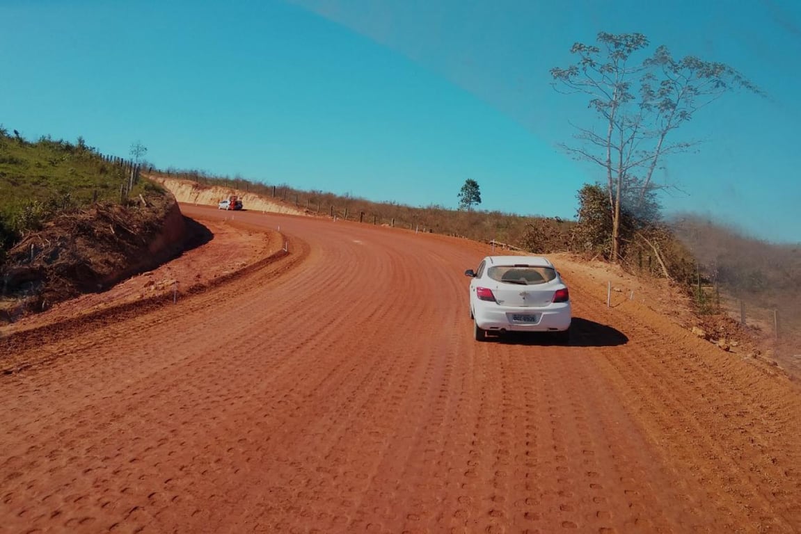 Estrada no interior paulista ao pôr do sol