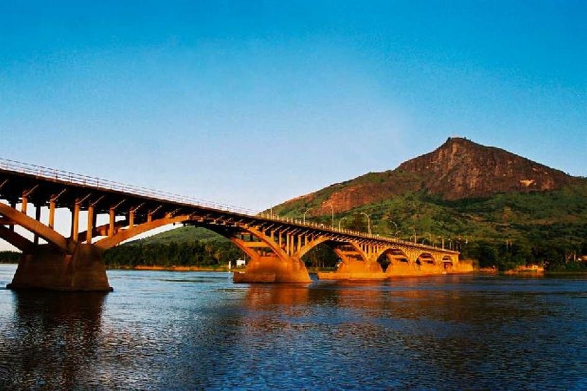 Vista panorâmica de Governador Valadares com o Pico da Ibituruna e o Rio Doce ao entardecer