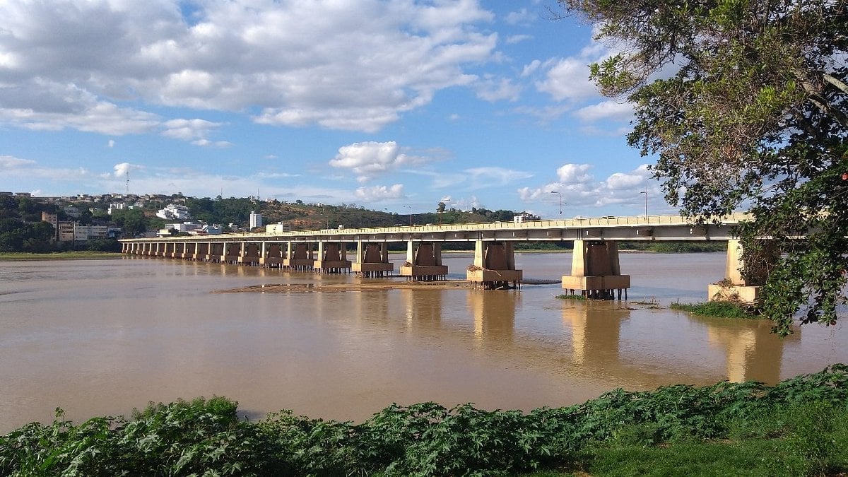 Vista aérea de Colatina, com a ponte sobre o Rio Doce e área urbana ao fundo