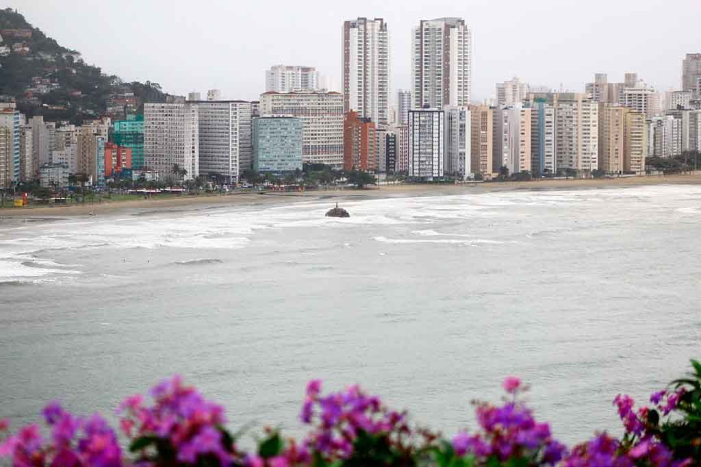 Vista aérea do litoral de São Vicente (SP), com praia e área urbana