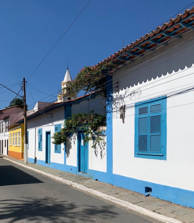 Centro histórico de Santana de Parnaíba, com casario colonial e Igreja Matriz de Sant’Ana ao fundo