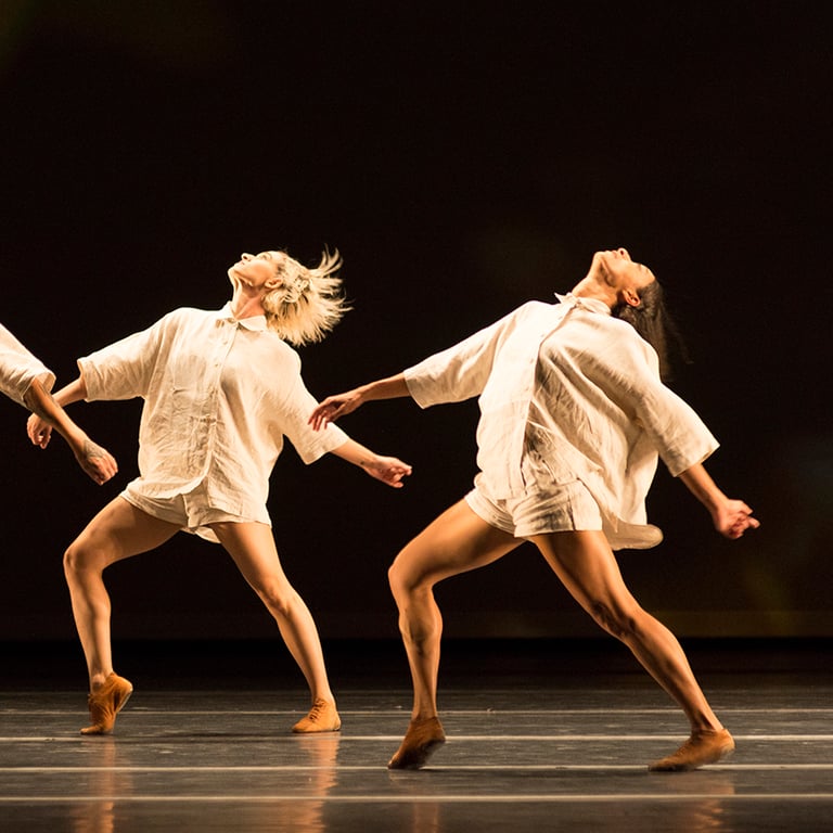 Cena artística de dança contemporânea em palco