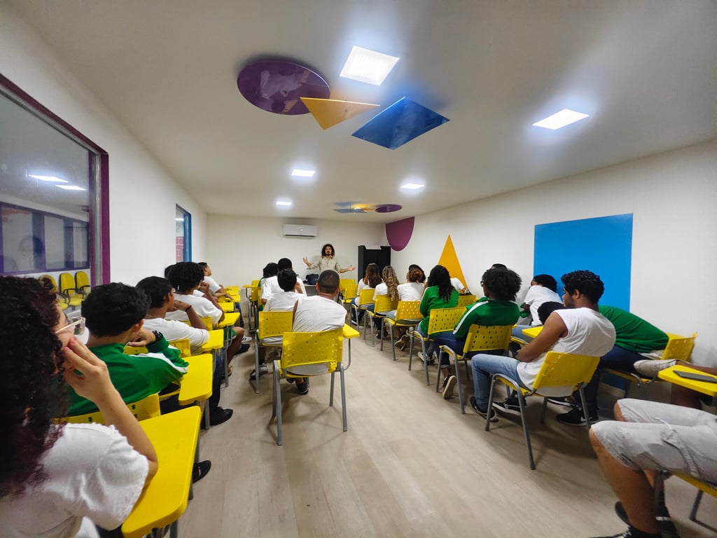 Sala de aula de escola pública no Brasil com alunos e professora, ambiente iluminado e mobiliário moderno